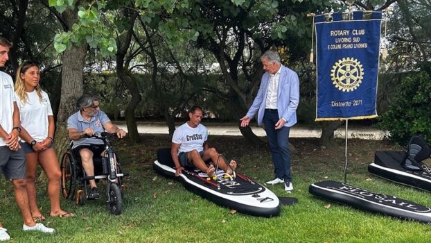 Un momento della consegna dei sup dal Rotary al Tds di Livorno