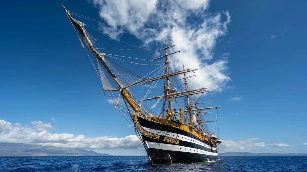 Nave Vespucci davanti alle isole Hawaii (foto Marina Militare)