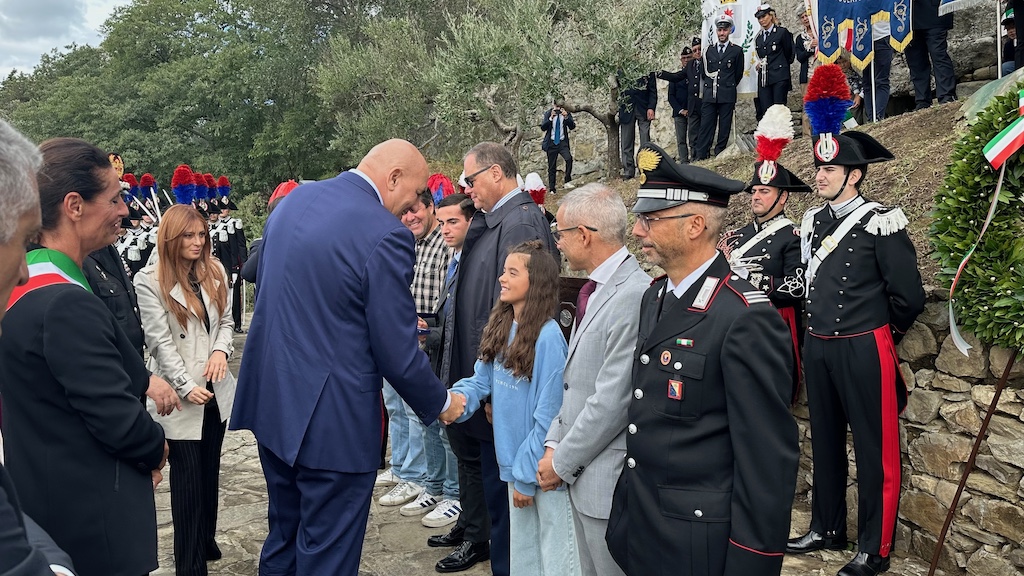 Il ministro della Difesa Guido Crosetto stringe la mano a Camilla R. giovanissima pronipote di uno dei 10 ostaggi sfuggiti alla morte a Fiesole nel 1944 dopo che tre carabinieri offrirono la loro vita per salvarli dalla rappresaglia tedesca