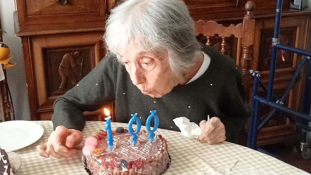 Marcella Nardi Manfrida davanti alla torta del 100° compleanno