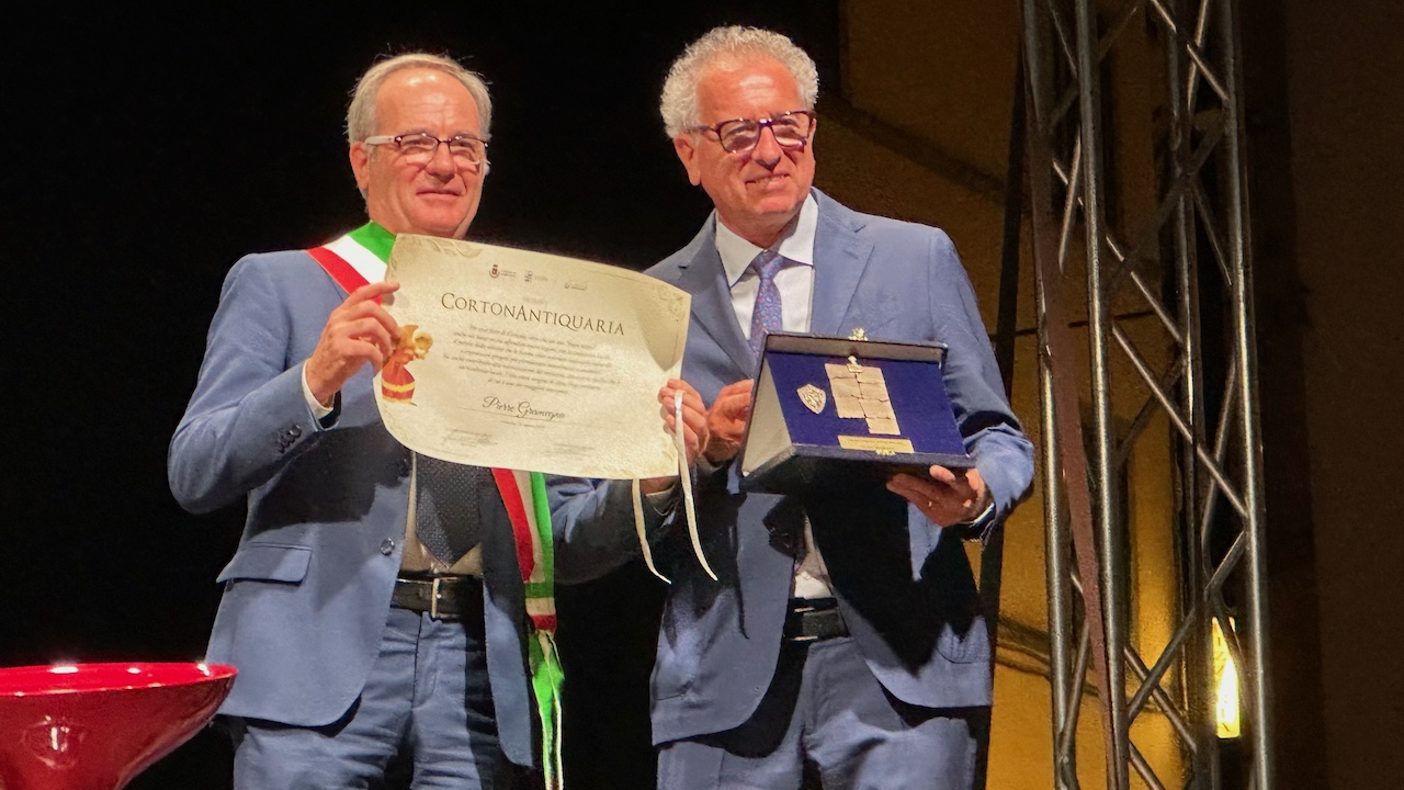 Pierre Gramegna (a destra) riceve il Premio Cortonantiquaria 2024 dal sindaco Luciano Meoni (foto OsservatoreLibero.it)