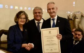 da sin. Cristina Acidini e Giorgio Fiorenza (presidente e vicepresidente di Accademia dell'arte del disegno) premiano il queatore Maurizio Auriemma