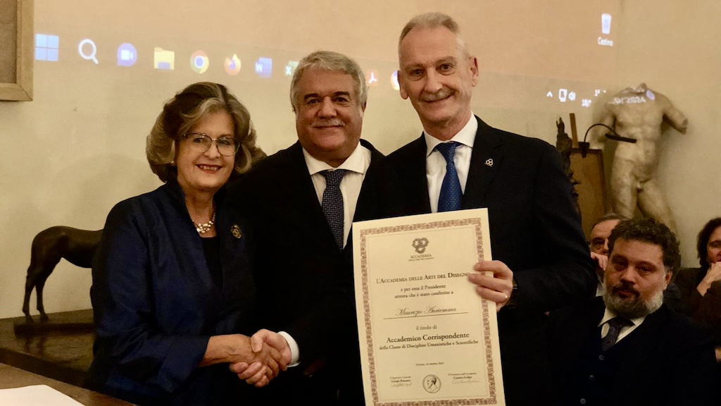 da sin. Cristina Acidini e Giorgio Fiorenza (presidente e vicepresidente di Accademia dell'arte del disegno) premiano il queatore Maurizio Auriemma