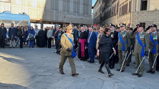 Alzabandiera e cerimonia militare in piazza dell’Unità d’Italia, dove è stato letto il messaggio del Capo dello Stato