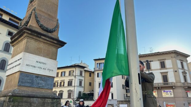 Un momento dell'alzabandiera in piazza dell' Unità d'italia a Firenze