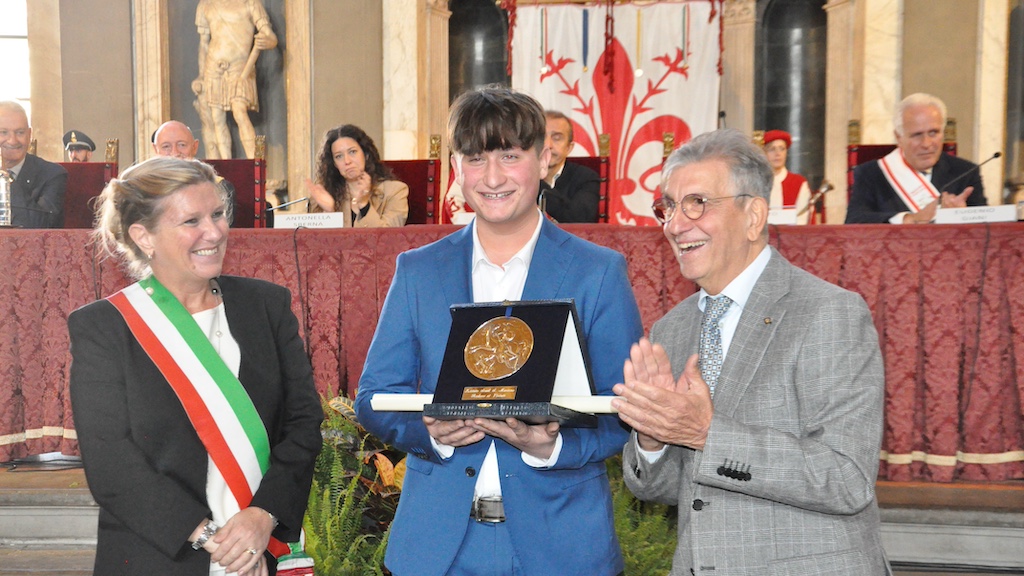 Il giovane Niccolò Ricci con Serena Arrighi sindaco di Carrara e Roberto Lupi, presidente dell' Istituto Scudi di San Martino