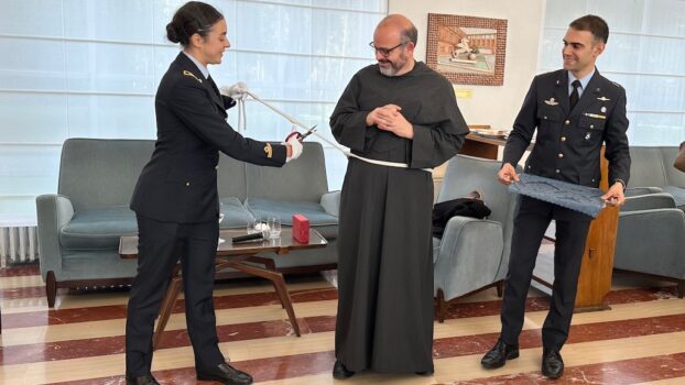 Il taglio scherzoso del cingolo al padre Paolo Benanti 