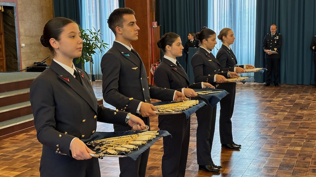 Un momento della consegna dello spadino agli allievi del 1° corso della Scuola Militare Aeronautica Douhet