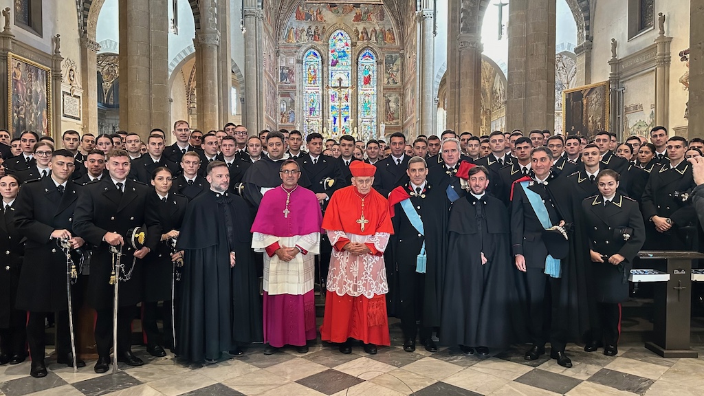Al centro l'arcivescovo Gambelli, il cardinal Simoni, il generale Falferi al termine della celebrazione della Virgo Fidelis 2024 a Firenze