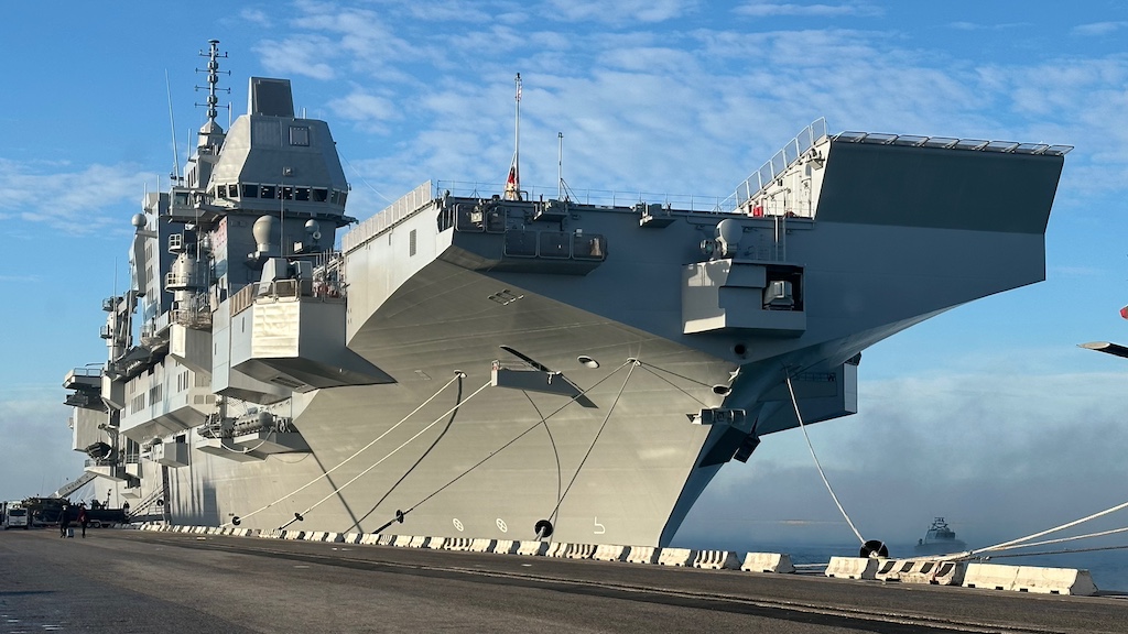 Nave Trieste ormeggiata nel porto di Livorno