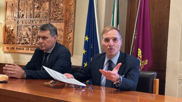 Il neo questore di Firenze Fausto Lamparelli e alla sua destra il Vicario Giovanni Pampillonia