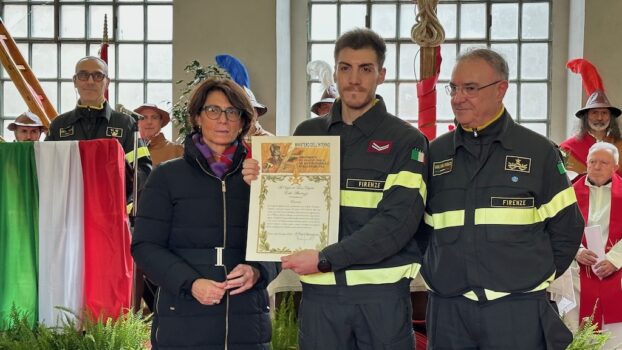 Il prefetto di Firenze Francesca Ferrandino, il Vigile del Fuoco Esperto Erik Albertazzi, il comandante provinciale di Firenze dei VVF Luigi Gentiluomo