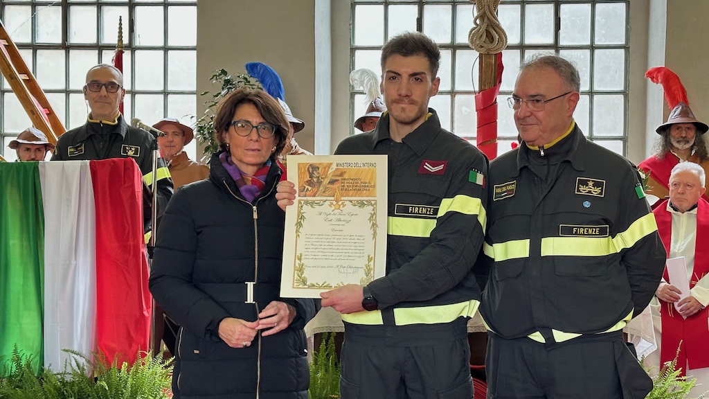 Il prefetto di Firenze Francesca Ferrandino, il Vigile del Fuoco Esperto Erik Albertazzi, il comandante provinciale di Firenze dei VVF Luigi Gentiluomo