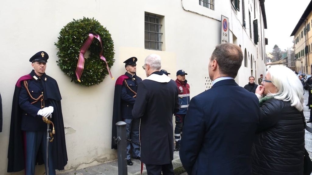 Una corona sul luogo dove perse la vita il poliziotto Fausto Dionisi