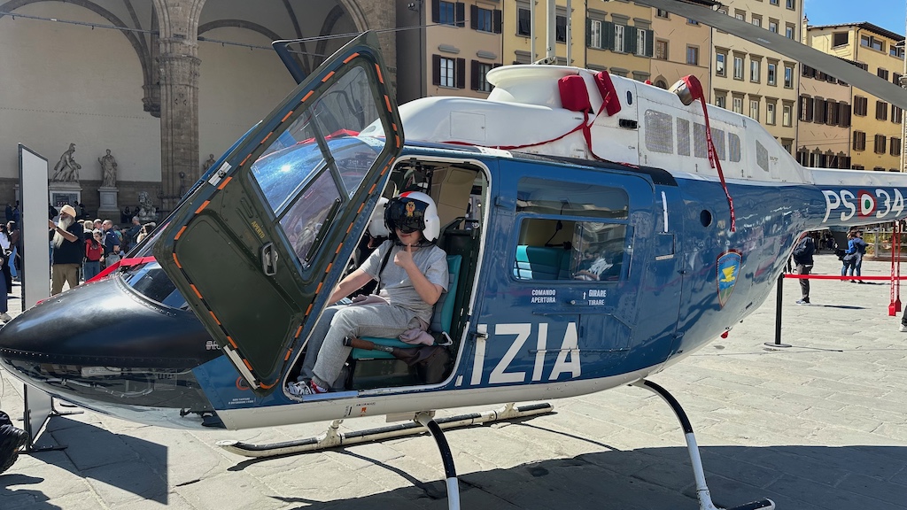 Bambini soddisfatti a bordo di un elicottero della Polizia di Stato in piazza Signoria a Firenze