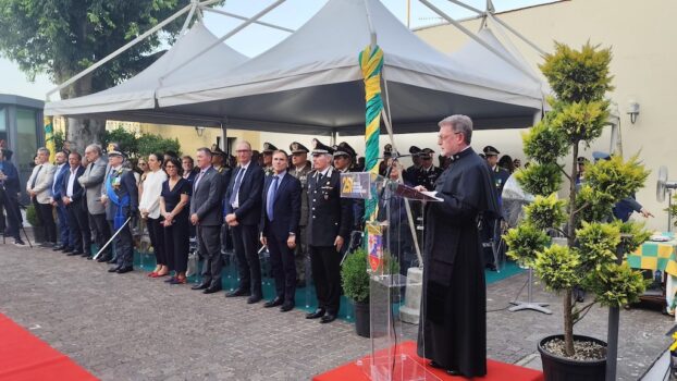 Il cappellano della Guardia di Finanza, monsignor Massimo Ammazzini, recita la preghiera del finanziere