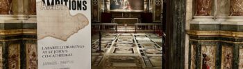 L'ingresso dell'oratorio della concattedrale di San Giovanni. Sullo sfondo la Decollazione di san Giovanni opera di Caravaggio