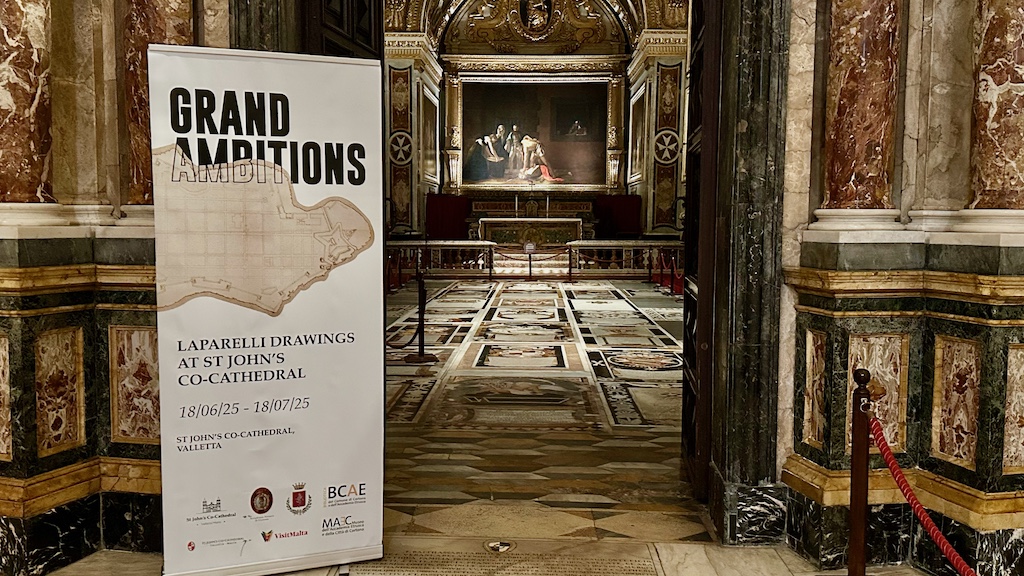 L'ingresso dell'oratorio della concattedrale di San Giovanni. Sullo sfondo la Decollazione di san Giovanni opera di Caravaggio