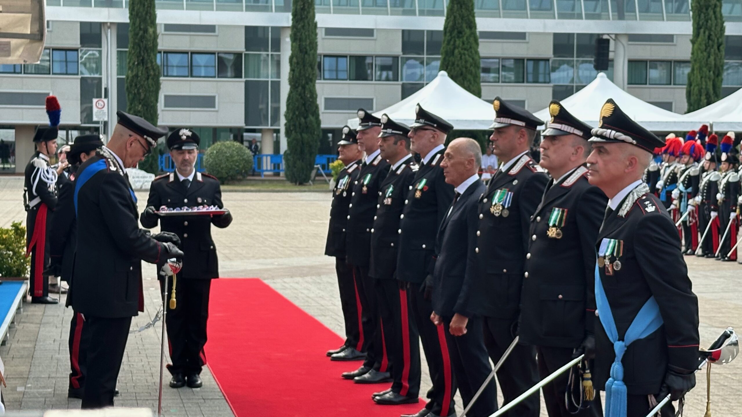 Consegna di encomi ai Carabinieri premiati durante la Festa dell'Arma 2025 a Firenze