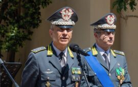 Il generale Giuseppe Magliocco (a sin.) durante una recente cerimonia militare a Firenze