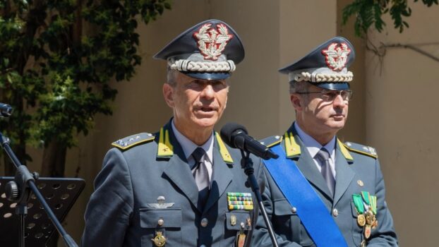 Il generale Giuseppe Magliocco (a sin.) durante una recente cerimonia militare a Firenze