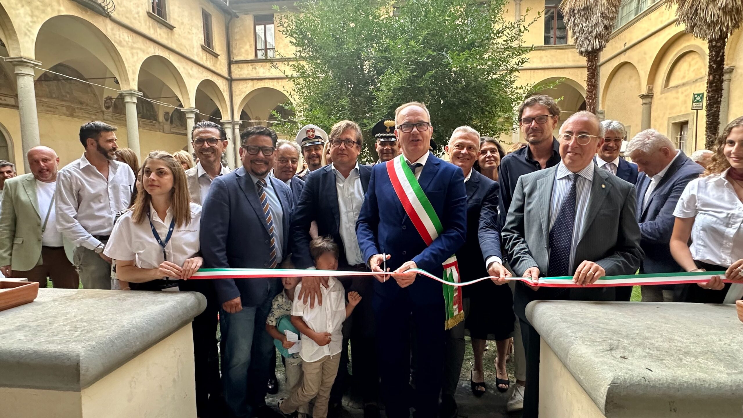 Il taglio del nastro inaugurale della 63ª mostra mercato di antiquariato a Cortona