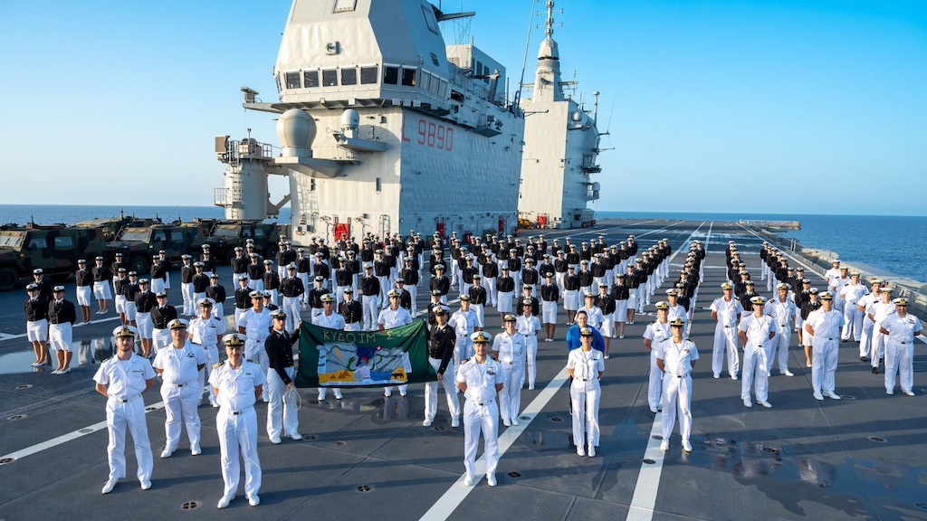Gli allievi del corso Kydoimos dell'Accademia Navale con i loro istruttori sul ponte di Nave Trieste (Foto Marina Militare)