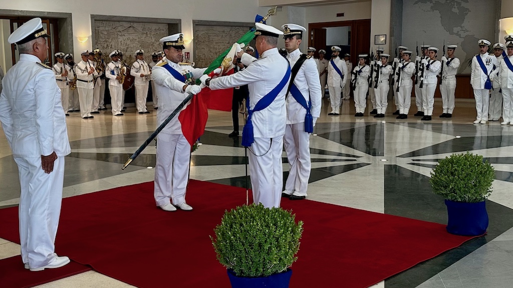 La consegna della Bandiera d'Istituto sancisce il passaggio di comando all'Accademia Navale tra l'ammiraglio Di Renzo (a sin.) e il contrammiraglio Tarabotto