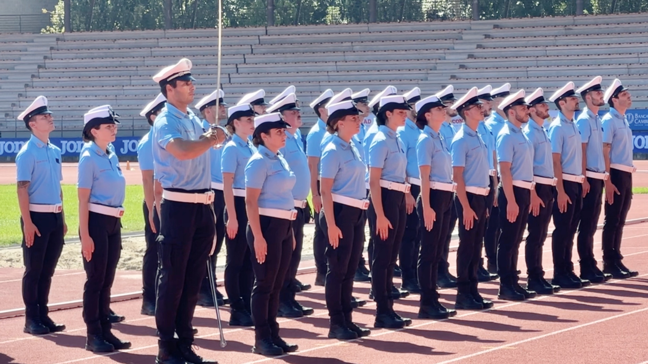 Un plotone di agenti della Polizia Municipale di Firenze durante il giuramento allo Stadio Ridolfi