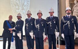 Consegna di encomi alla Festa della Polizia Municipale a Firenze 2025