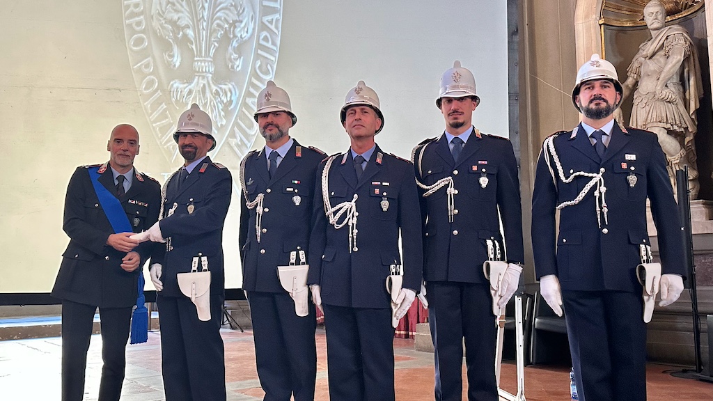 Consegna di encomi alla Festa della Polizia Municipale a Firenze 2025
