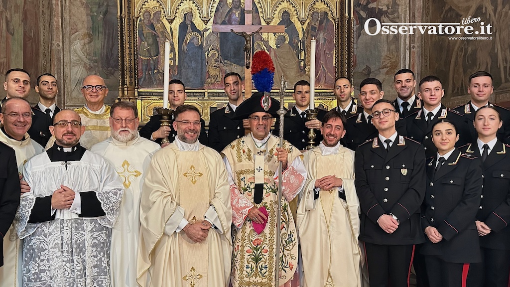 L'arcivescovo di Firenze Gherardo Gambelli con la "lucerna" dei Carabinieri