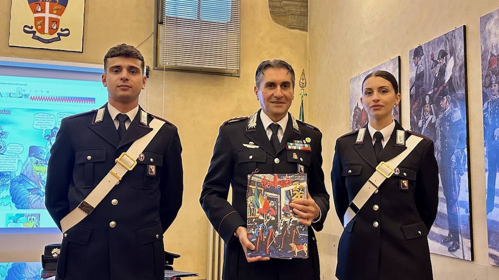 Il colonnello Luigi De Simone presenta il Calendario 2026 dei Carabinieri a Firenze