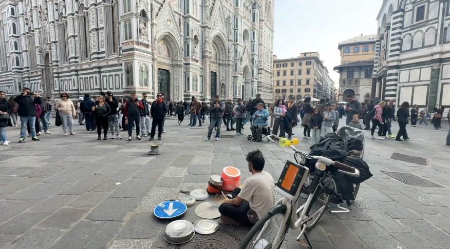 Il batterista con pentole e padelle agisce indisturbato davanti al Duomo di Firenze