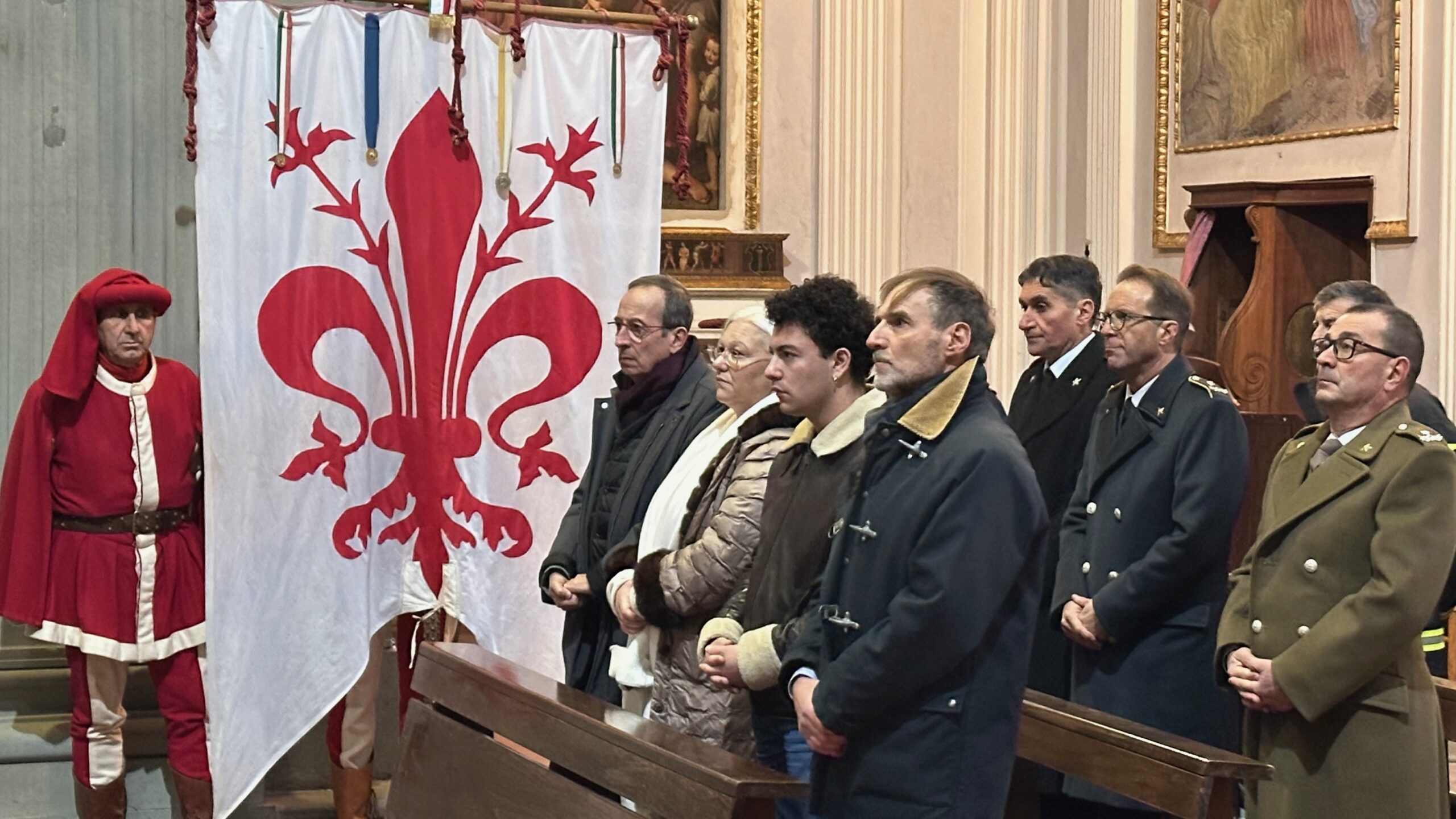 La figlia Jessica Dionisi con la sua famiglia e il questore di Firenze Fausto Lamparelli (in primo piano) alla cerimonia religiosa in ricordo di Fausto Dionisi