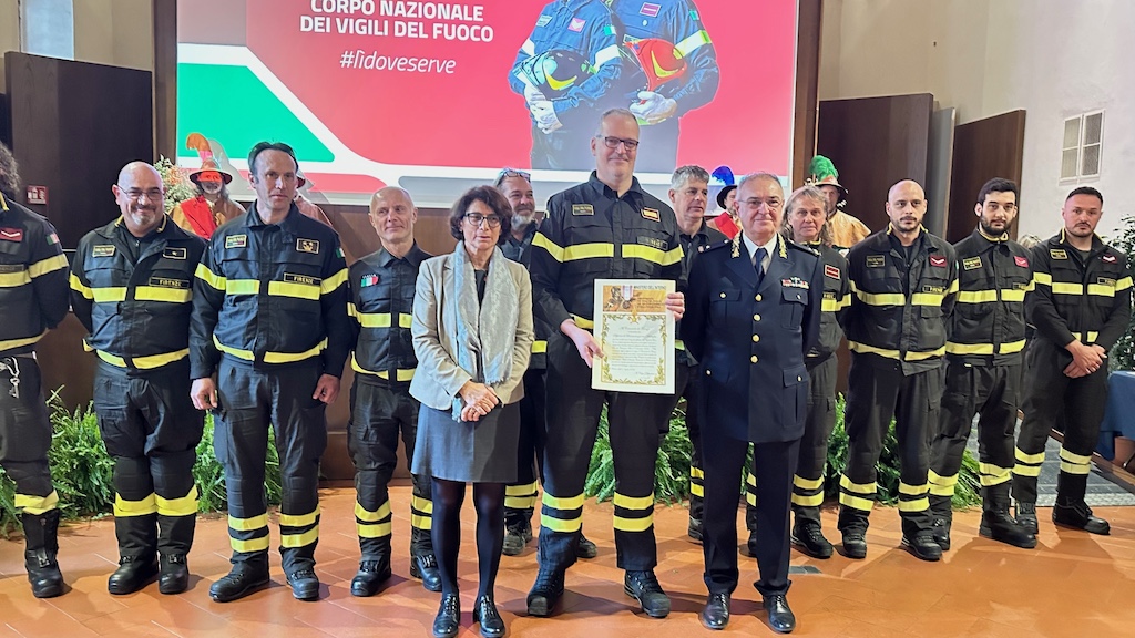 Il prefetto di Firenze Francesca Ferrandino premia i Vigili del Fuoco di Firenze intervenuti nell'incendio al deposito Eni di Calenzano nel 2024