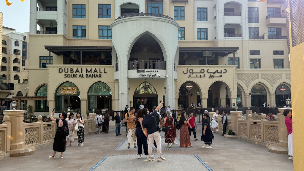I turisti non rinunciano a visitare il Dubai Mall (foto @osservatorelibero)
