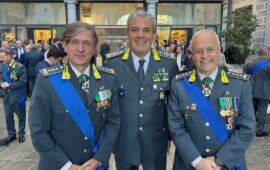 da sin. i generali Riccardo Rapanotti, Andrea De Gennaro, Bruno Bartoloni al termine della cerimonia di avvicendamento al Comando Interregionale della Guardia di Finanza a Firenze