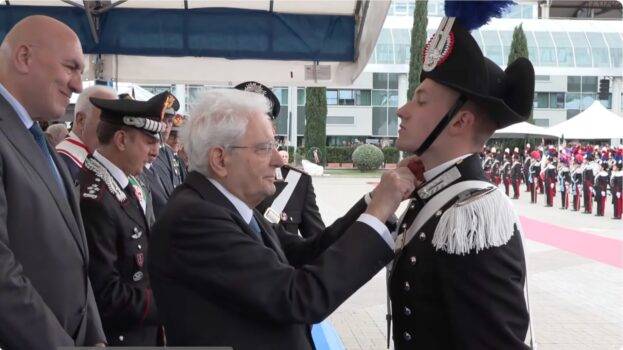Il presidente Mattarella consegna gli alamari ad un allievo del 15° Corso Allievi Marescialli a Firenze