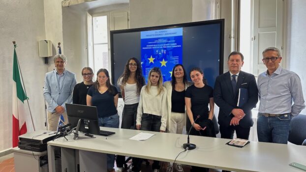 L'ambasciatore Fabrizio Romano (seconda da destra) all'Istituto Signorelli a Cortona