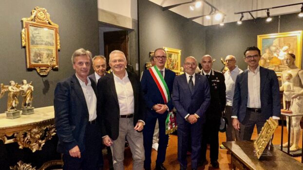 da sin. il questore di Arezzo Cristiano Tatarelli, Furio Velona, direttore artistico di Cortonantiquaria, Massimo Guasconi, presidente della Camera di Commercio di Arezzo-Siena, Luciano Meoni sindaco di Cortona, Fabrizio Stelo prefetto di Arezzo, colonnello Pasquale D'Antonio comandante provinciale Carabinieri Arezzo, Andrea Cardoni presidente della Banca Popolare di Cortona