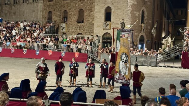 Il Palio al suo arrivo nella piazza davanti al Duomo di Massa Marittima