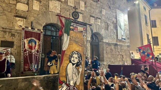 Il Palio del 133° Balestro del Girifalco innalzato dai vincitori del Terziero Borgo