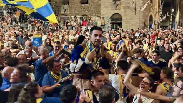 Lorenzo Toninelli portato in trionfo dai dai suoi sostenitori